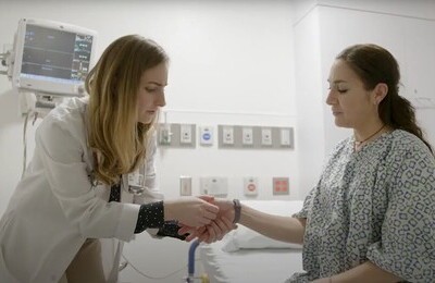 Кодирование Аквилонг в Тайшете Врач держит пациентку за руку